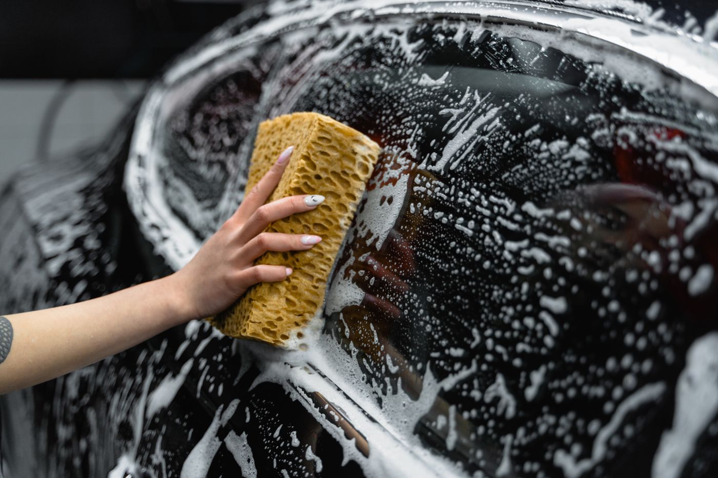 Auto die wordt gepoetst